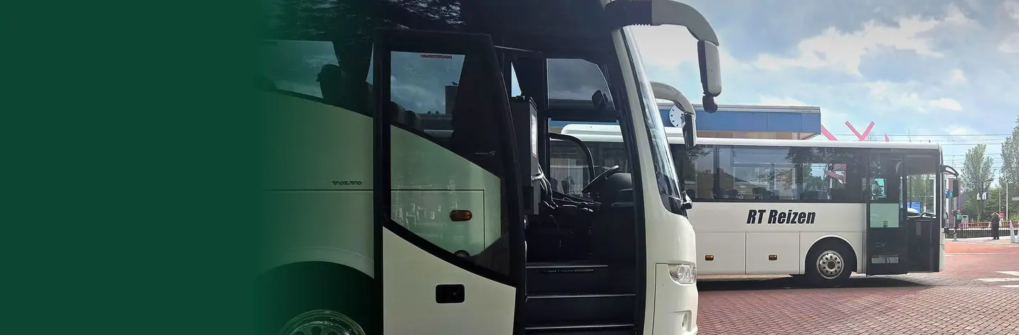 Touringcar van RT Reizen met open deur, klaar om een groep te laten instappen.