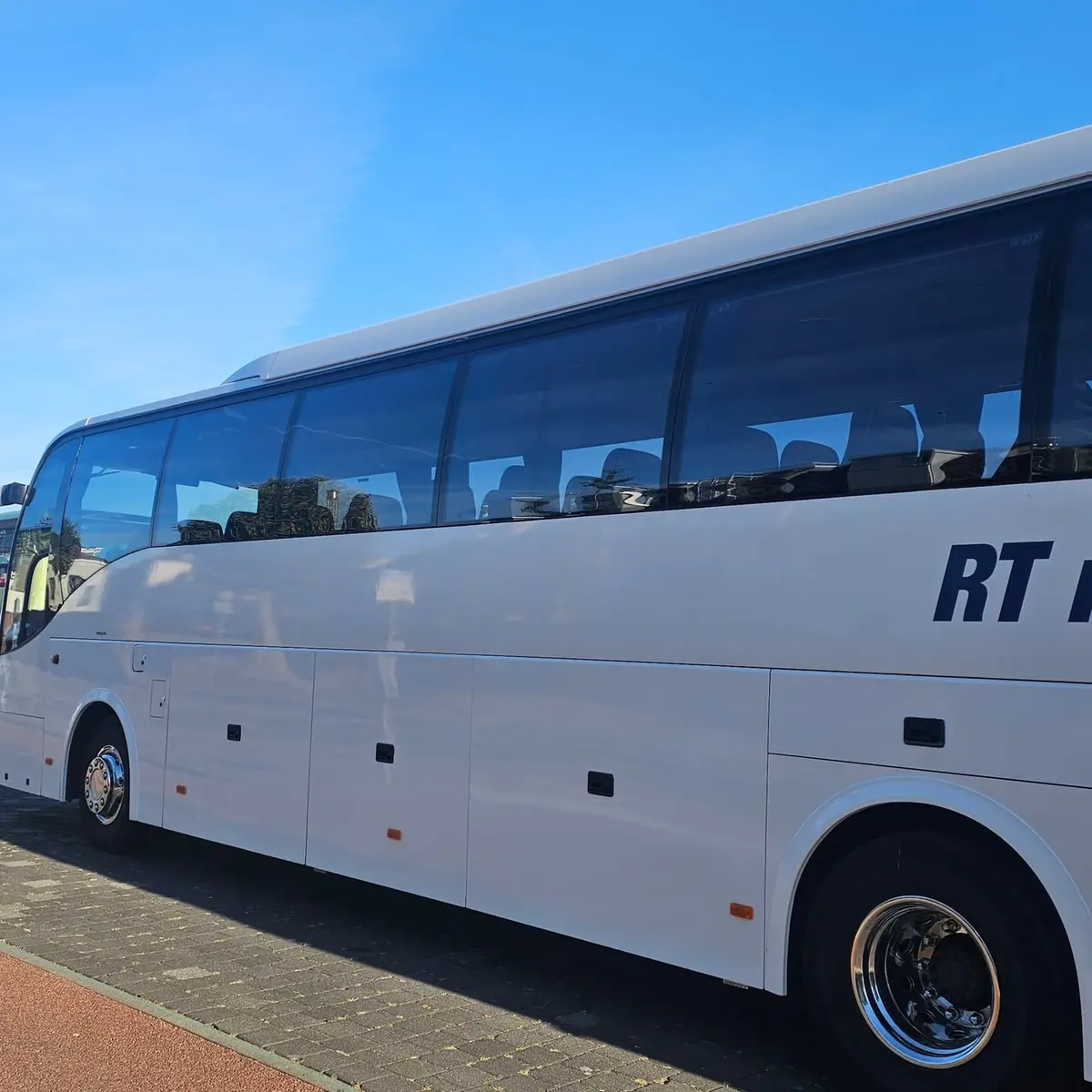 Bus van RT Reizen op de kade in Nijmegen, van opzij gezien.