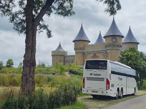 Touringcar van RT Reizen bij Bommelwereld.