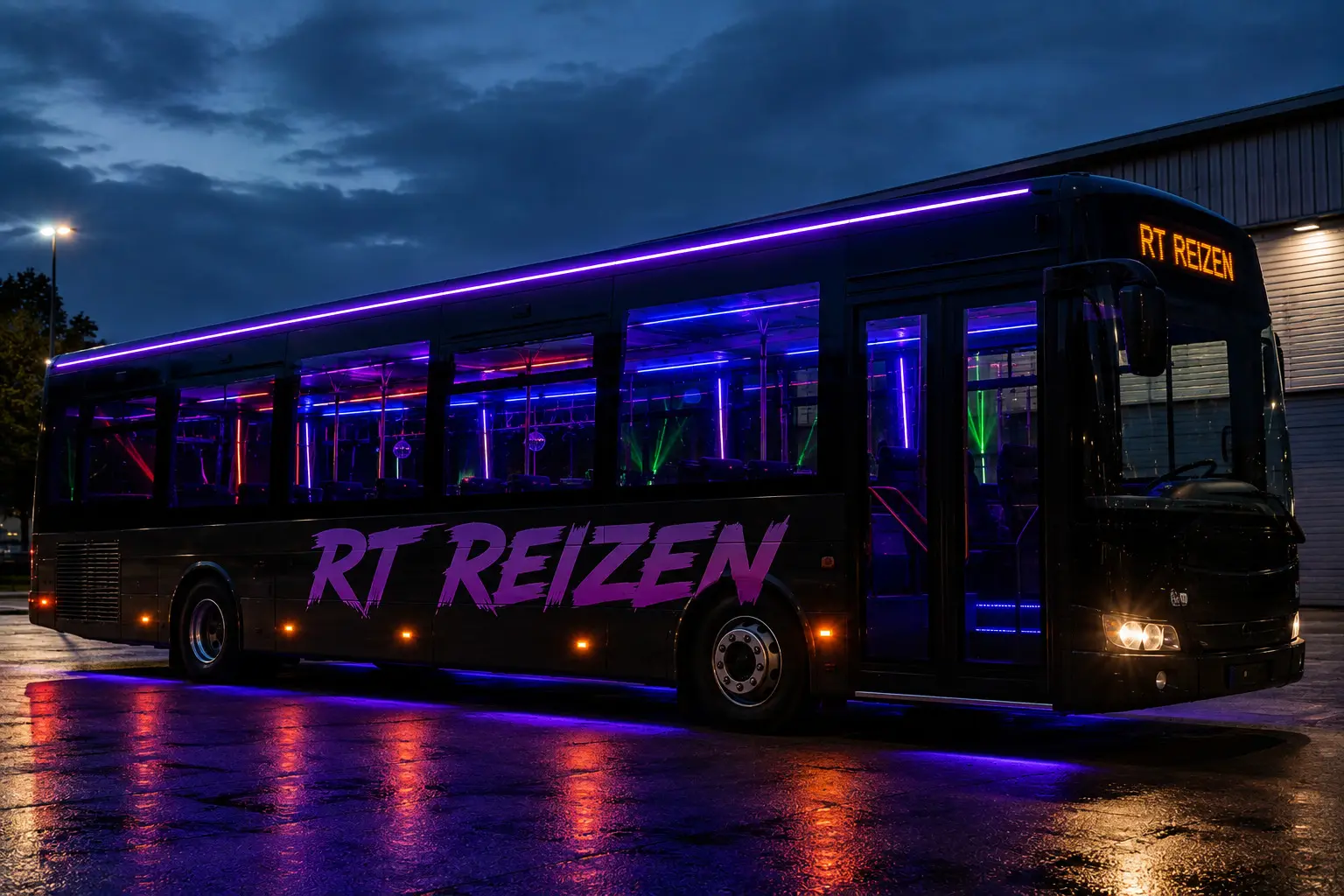 De partybus van RT Reizen in de schemering op nat asfalt, met een verlichte lichtlijn over het dak en gekleurde verlichting achter de ramen.