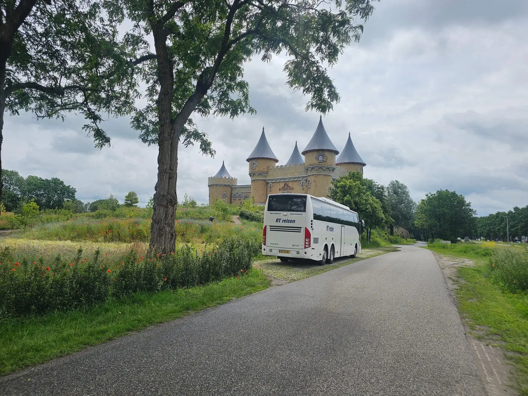 Leerlingen stappen in de touringcar van RT Reizen.